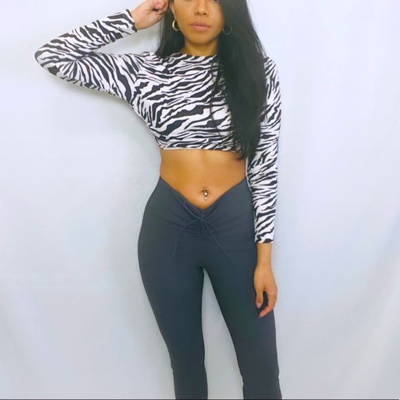 SHEIN | Black and White Y2K 2000s Zebra Print Cropped Backless Long Sleeve Top - Picture 5 of 13